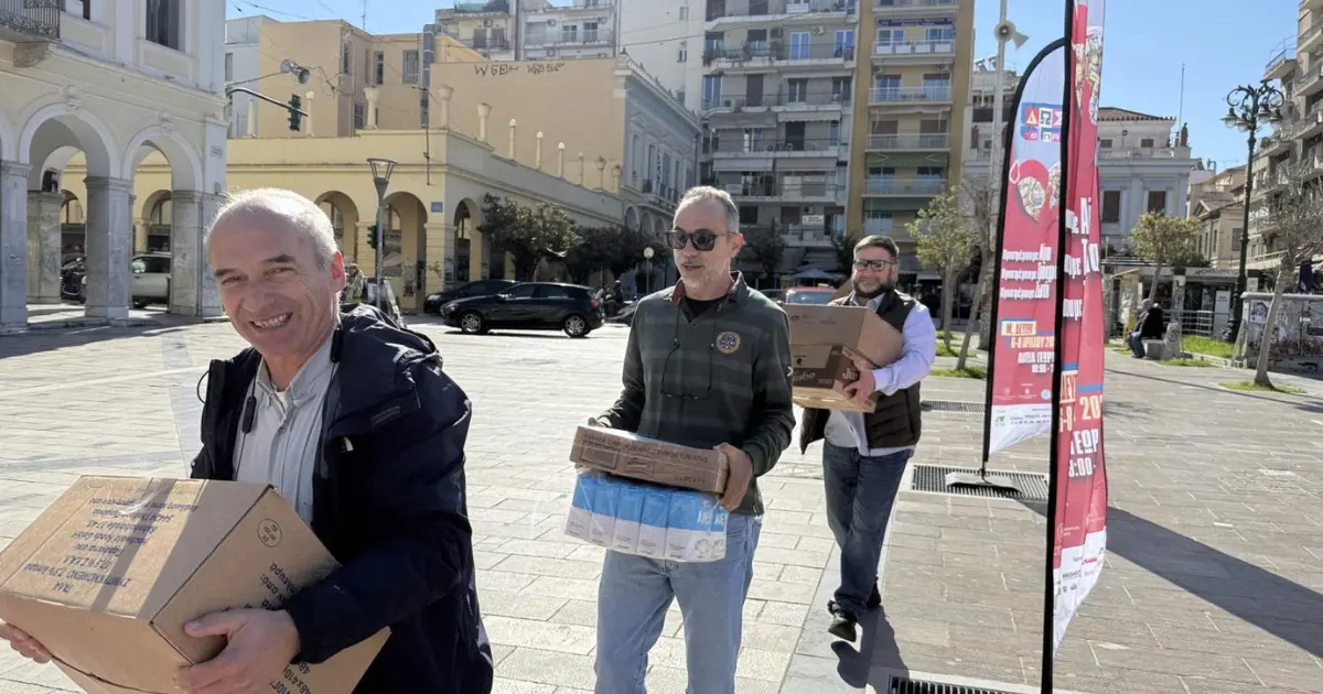 Τρία μέλη της ομάδας Ταξί Express Πάτρας 450000 παραδίδουν τρόφιμα στη δράση Δώσε το Παρών.