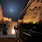 Το νέο mini bus του Express Πάτρας 450000 στο κάστρο της Ναυπάκτου το βράδι με φόντο την πανσέληνο